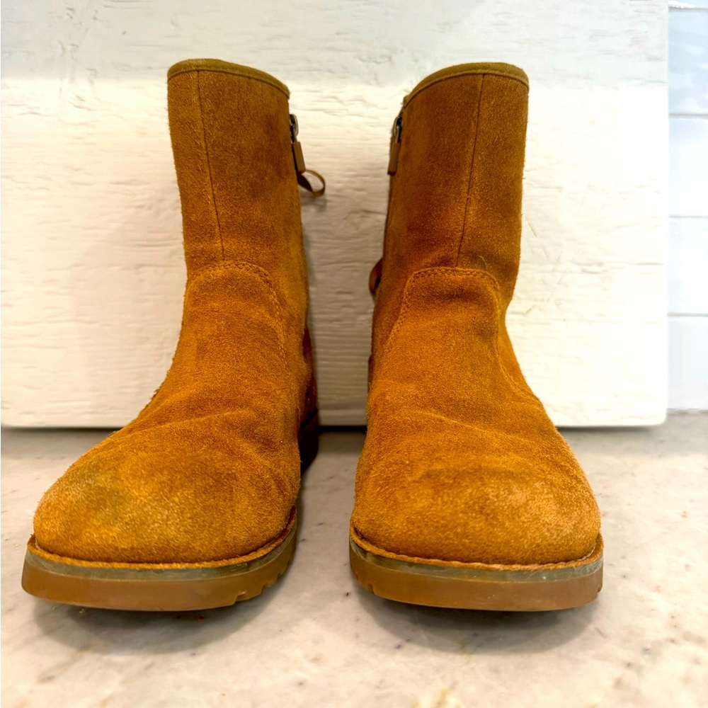 Ugg Boots with tie up back Size 6 in Chestnut